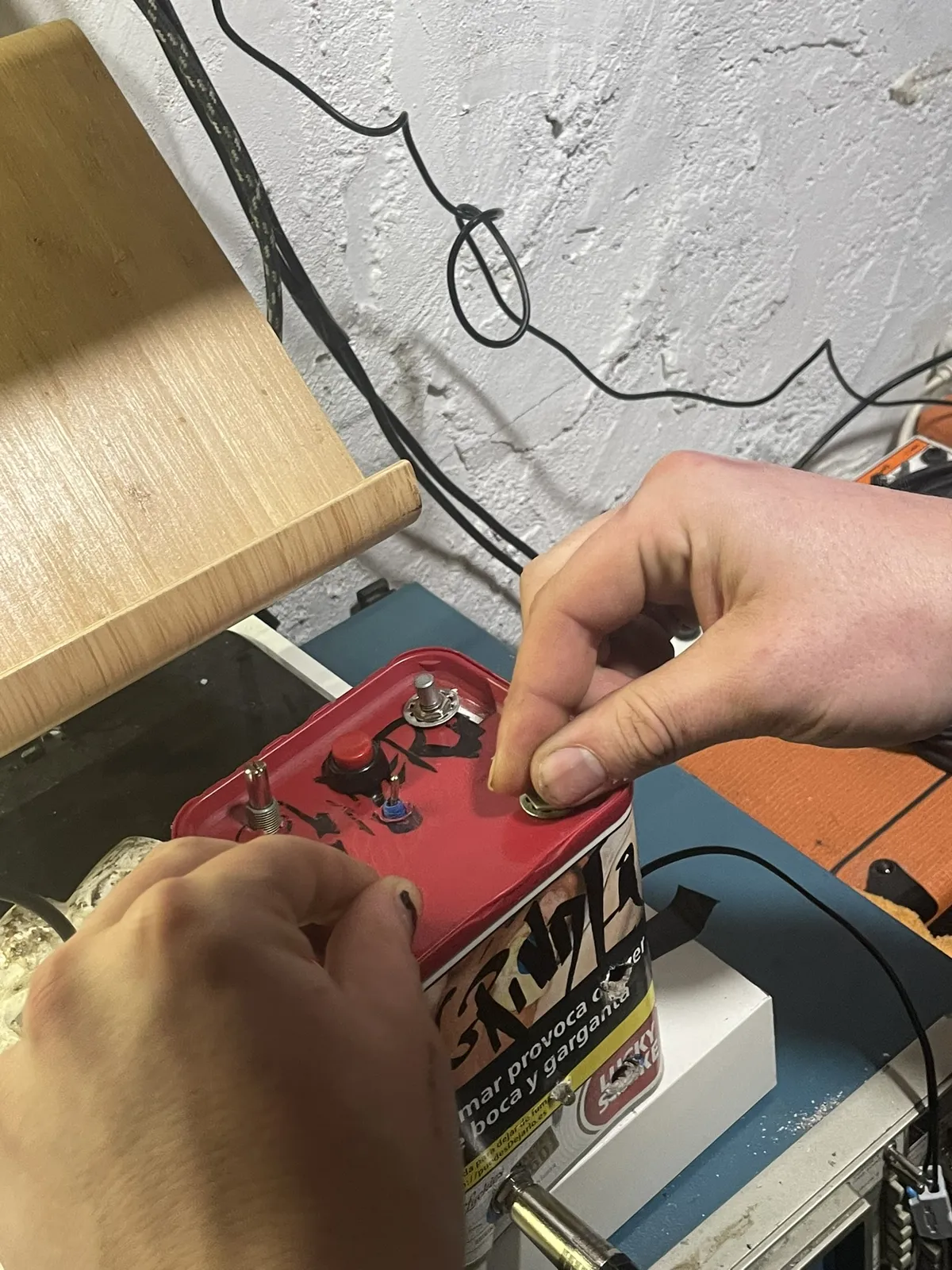 Detalle de sintetizador DIY construido en taller